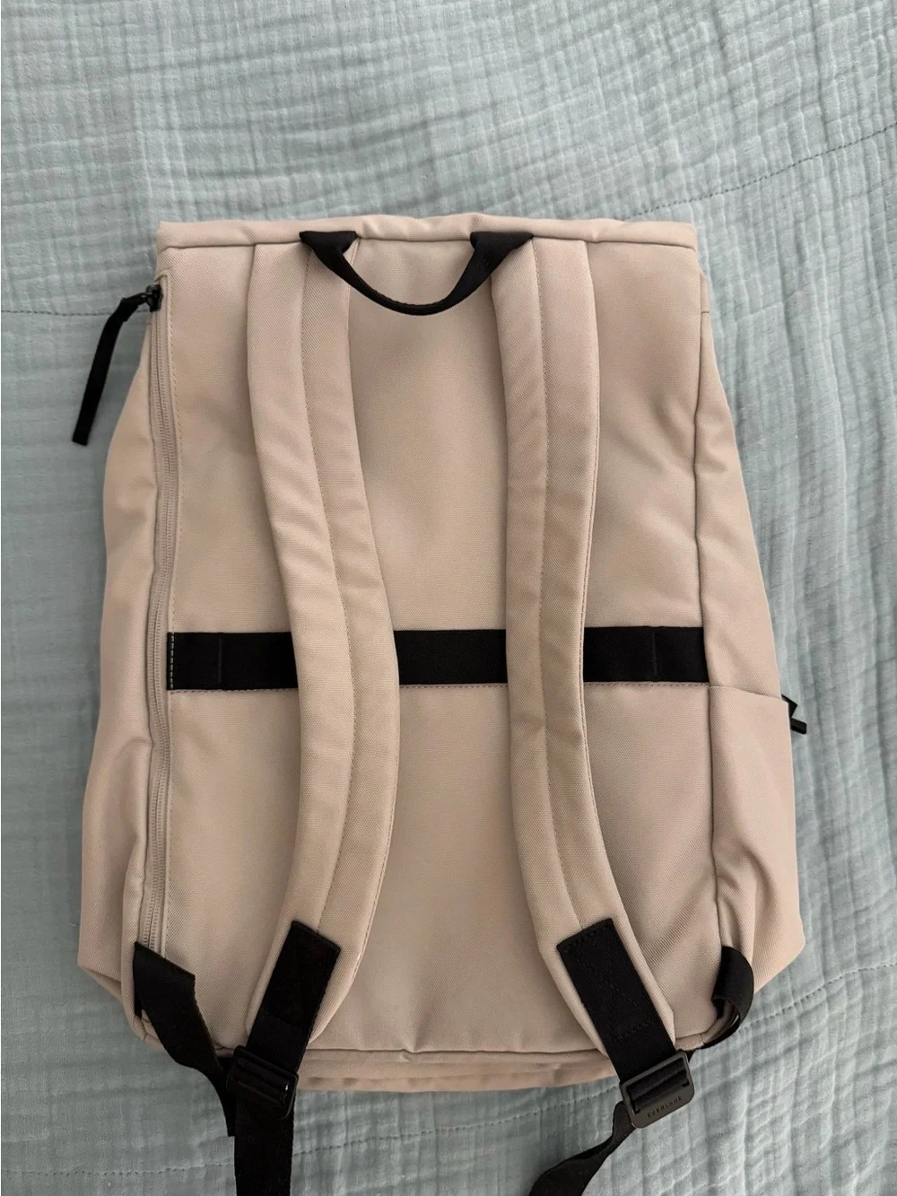 Everlane travel style